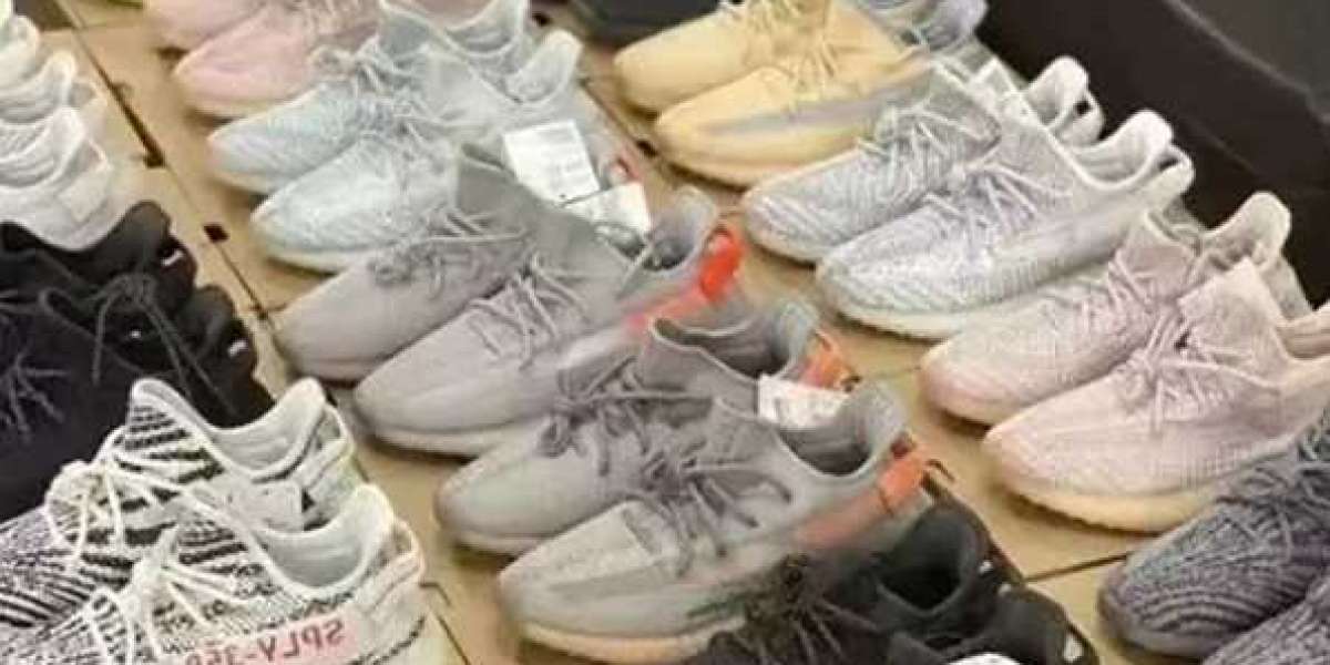 經典百穿不厭的YEEZY椰子350，腳感很贊！